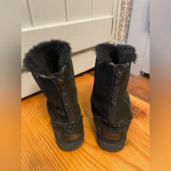 Ugg boots black with zipper and studs - Picture 3 of 7